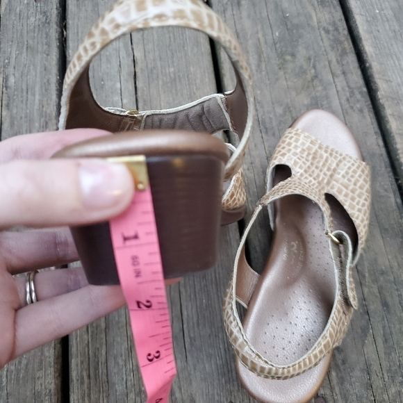 SAS San Antonio Shoes Suntimer Comfort Dress Sandals Beige Croc Woman's 8 - Picture 7 of 10